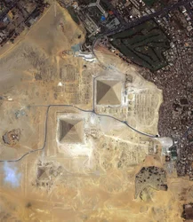 Satellitvy över pyramiderna i Giza, Egypten. Kredit NASA.